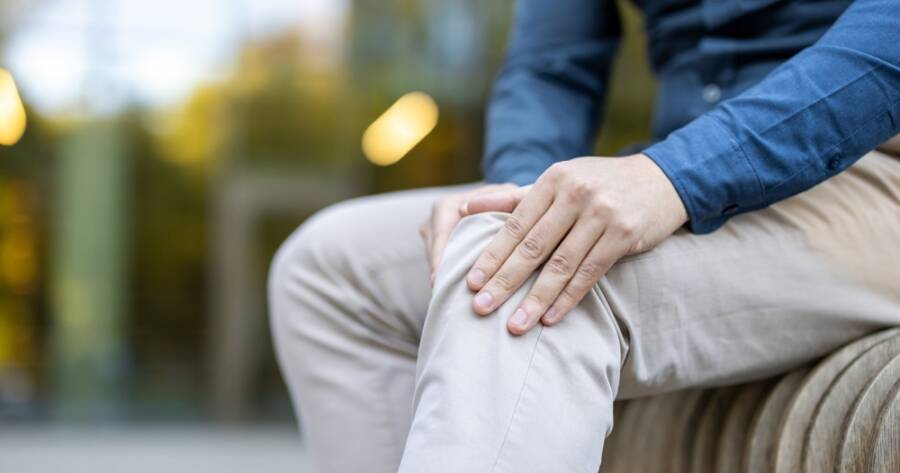 Knee Replacement Settlements Draw Attention as Implant Failure Claims Continue
